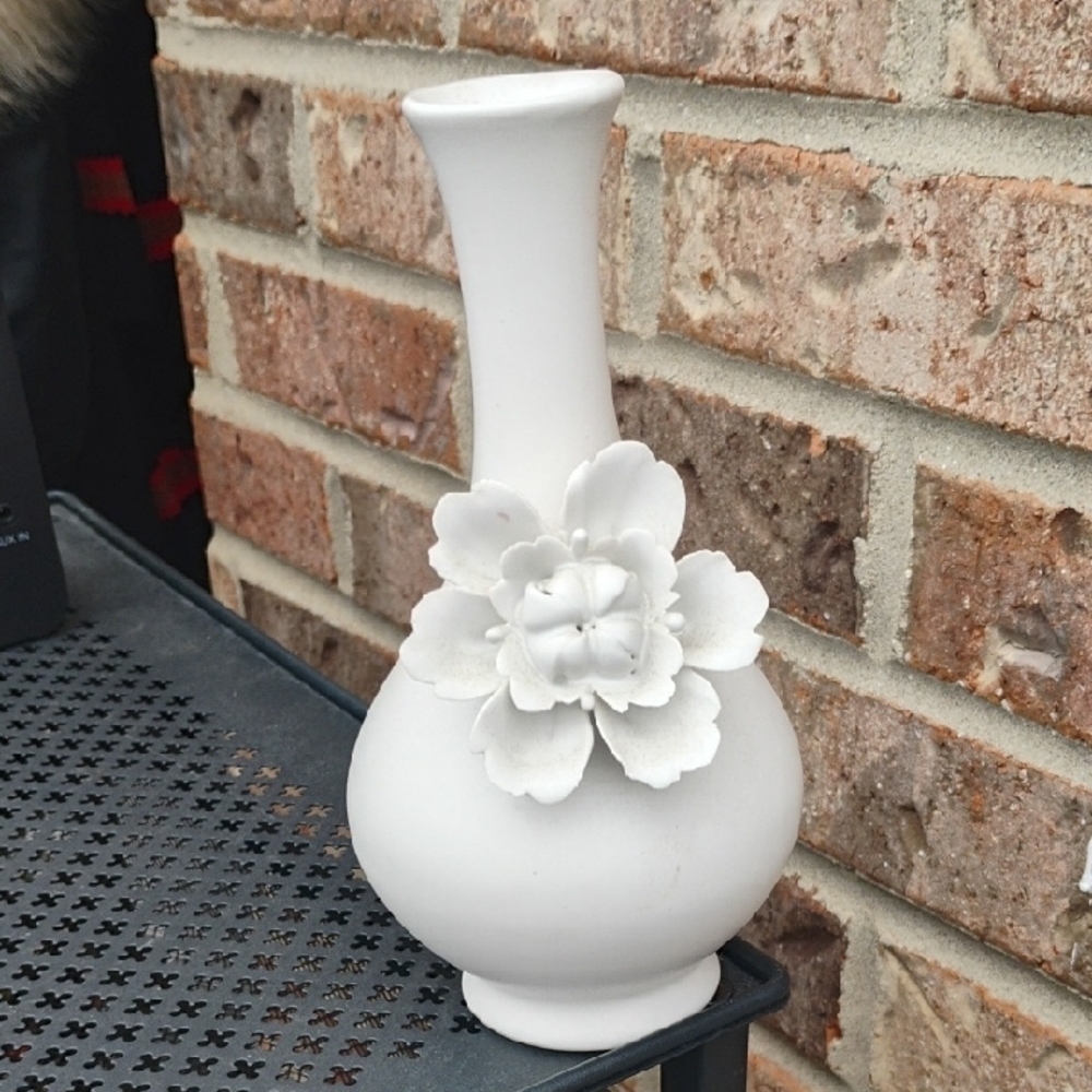 Elegant White Floral Vase